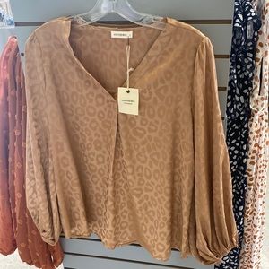 Leopard gold top. And the way brand size small. True to size. NWT